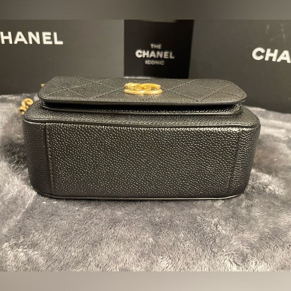 CHANEL Chain Caviar Shoulder Bag with CC Coco matelasse logo - Picture 8 of 11